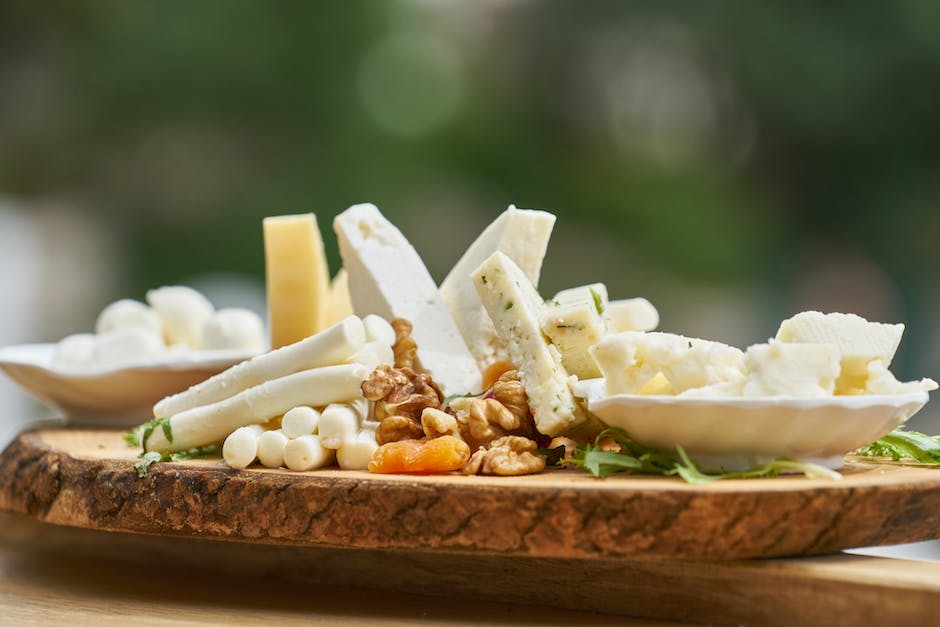 veganer Käse hergestellt aus Nüssen, Gemüse und Hülsenfrüchten