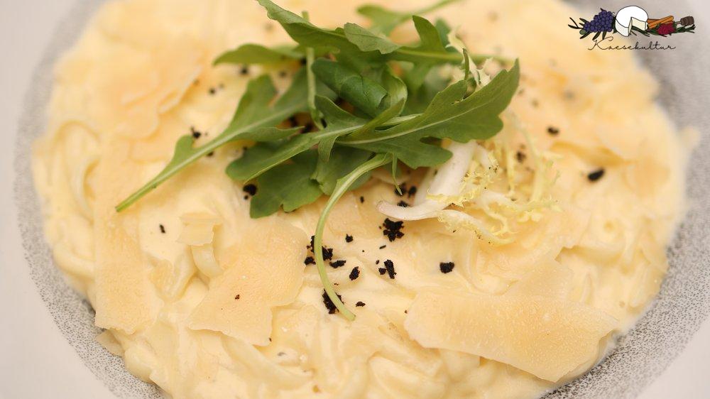 Canapés mit Käse: Zubereitung, Tipps und Rollen in der Gastronomie